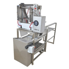 Odvíčkovací stůl s automatickým podavačem a lisem na víčka s výkonnosti 200kg/h